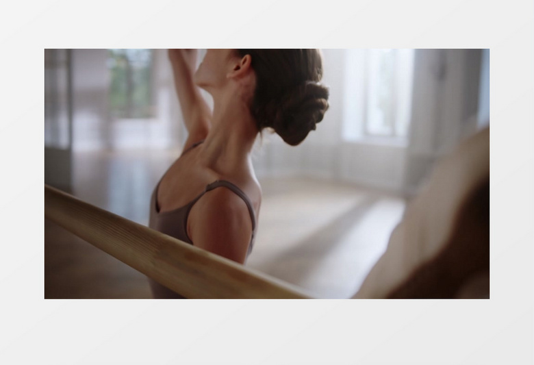 一个女孩在练习芭蕾舞实拍视频素材