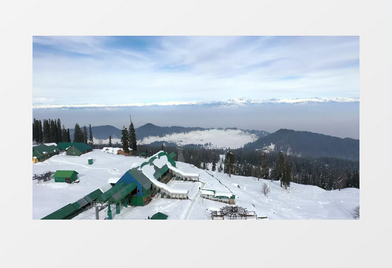 山顶上被大雪覆盖的民居实拍视频素材