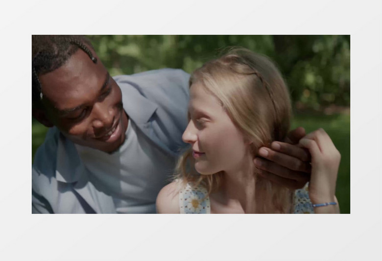 女人和男友在公园里亲密嬉戏实拍视频素材