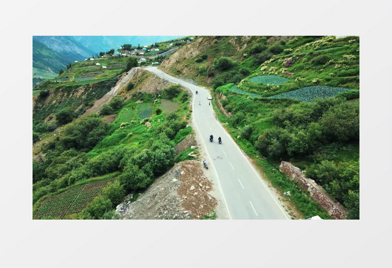 航拍半山腰的公路和两边的景色实拍视频素材