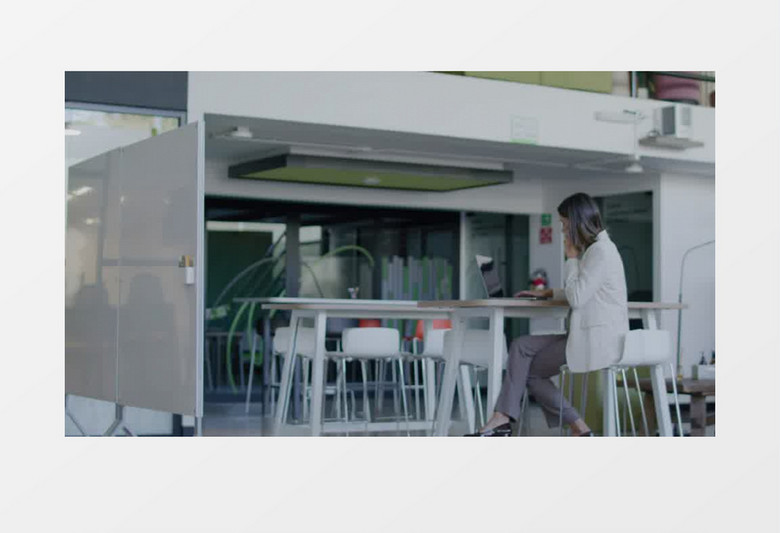 男人在打电话女人在办公桌前工作实拍视频素材