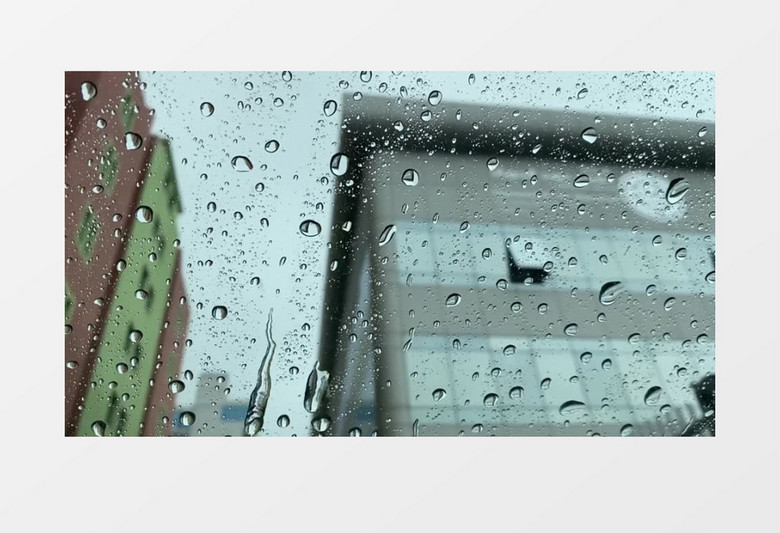 雨滴拍打在窗户上往下流淌实拍视频素材