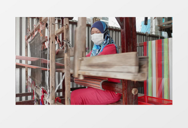 纺织工人在操作织布机织布实拍视频素材