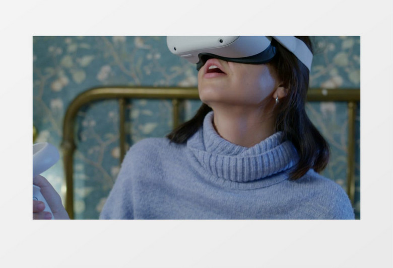 一个美女在玩VR体感游戏机实拍视频素材