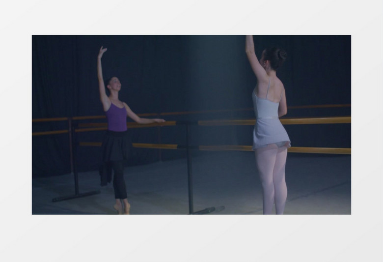 两个芭蕾舞演员在练习芭蕾舞实拍视频素材