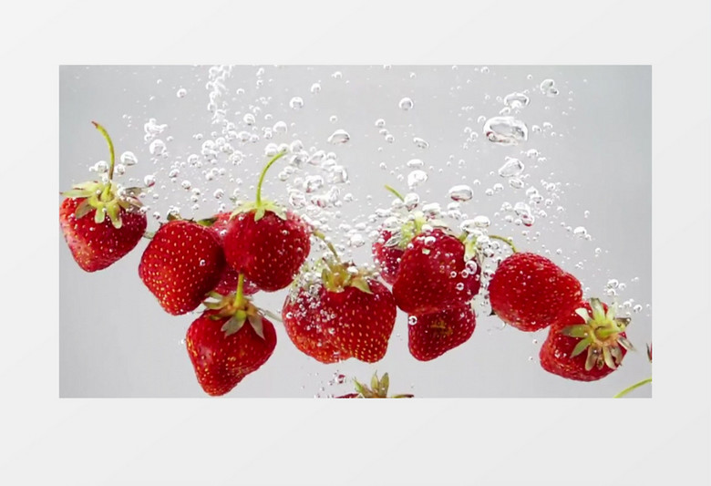 慢放草莓落入水中浮起的过程实拍视频素材