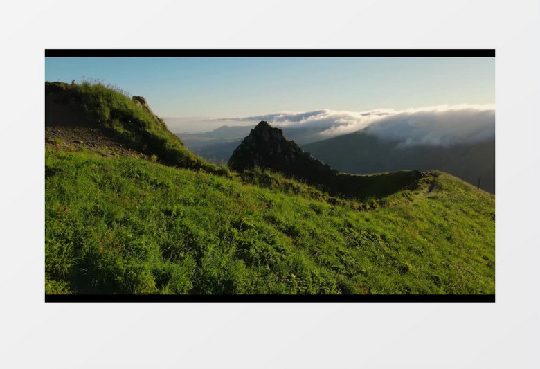 巍峨陡峭的山川和远处的云海实拍视频素材