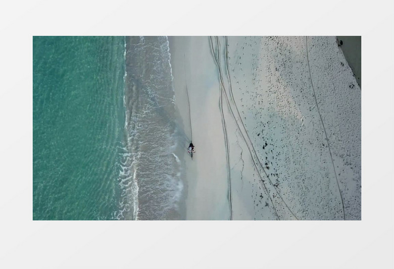 男子在沙滩上骑自行车实拍视频素材
