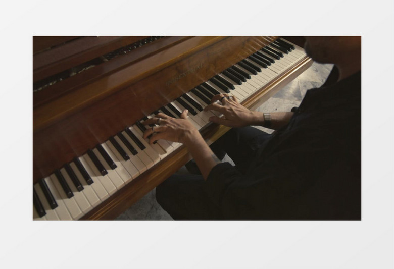 一个男人在弹钢琴实拍视频素材