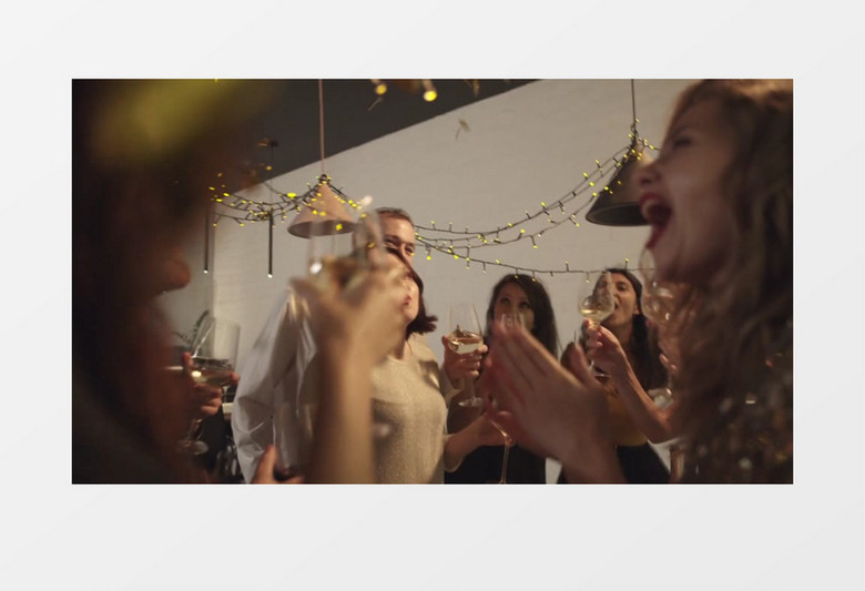 一群人在圣诞聚会实拍视频素材