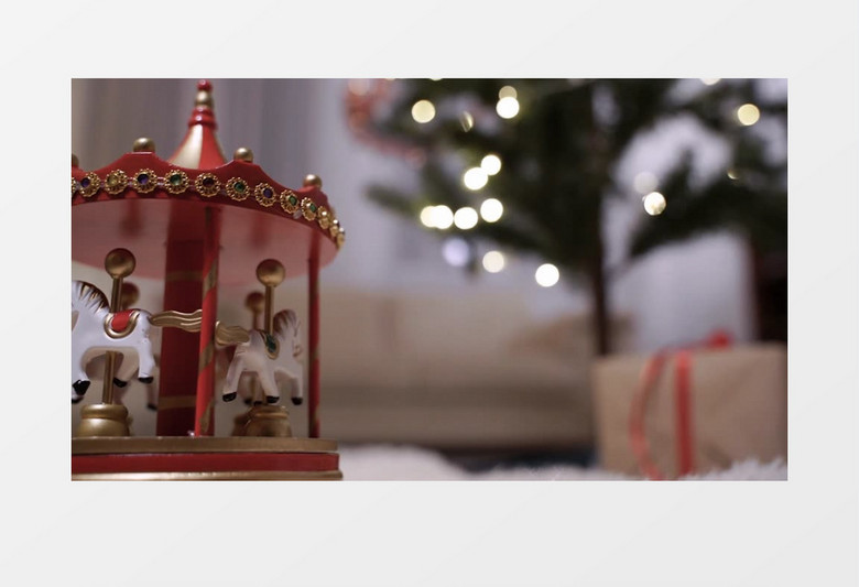 在圣诞树前缓缓转动的玩具木马实拍视频素材