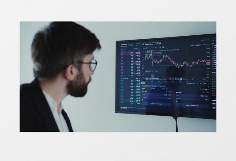 男人在看股票走势图实拍视频素材