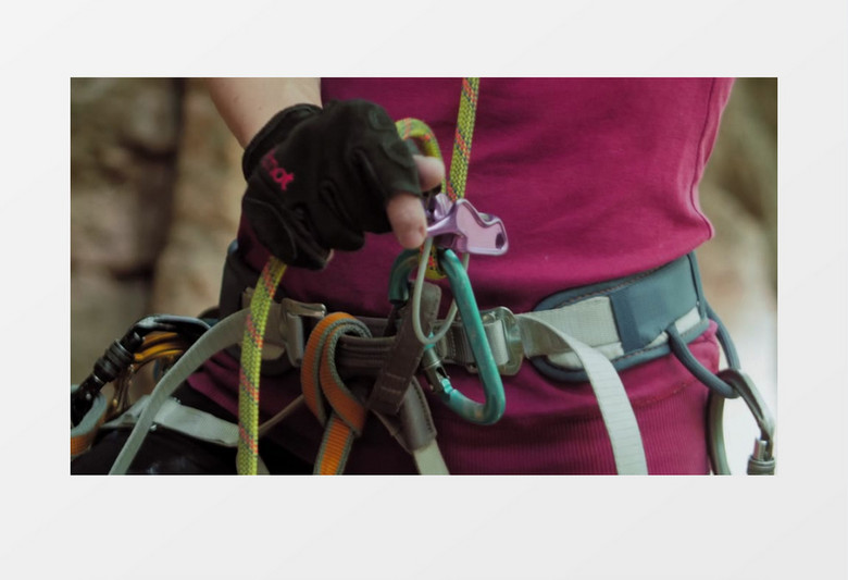 女人绑好了绳结准备登山实拍视频素材