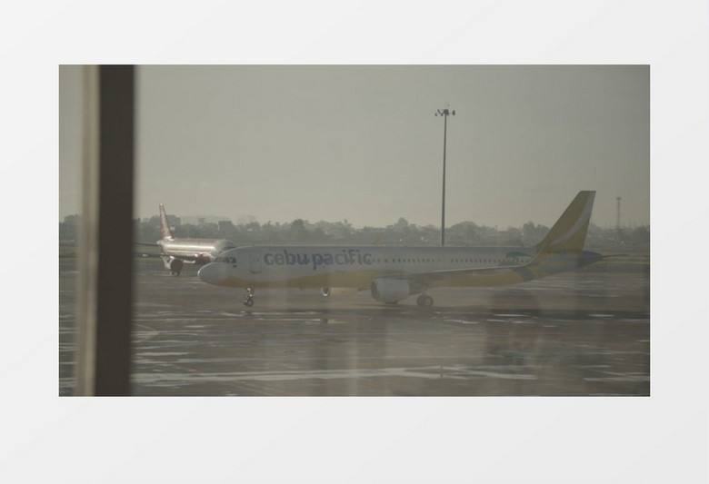 飞机在停机坪上缓缓滑行实拍视频素材