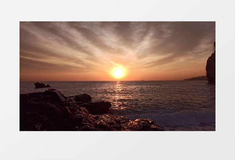 海水在夕阳的照耀下微微荡漾实拍视频素材
