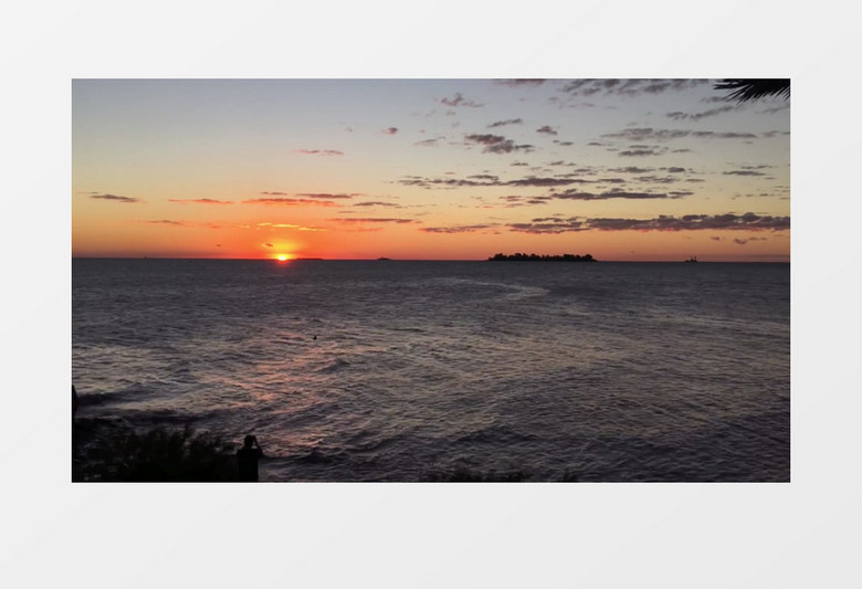 夕阳照耀着荡漾的海面实拍视频素材