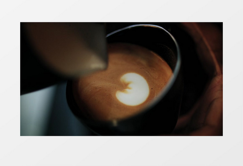 咖啡师在咖啡上拉花实拍视频素材