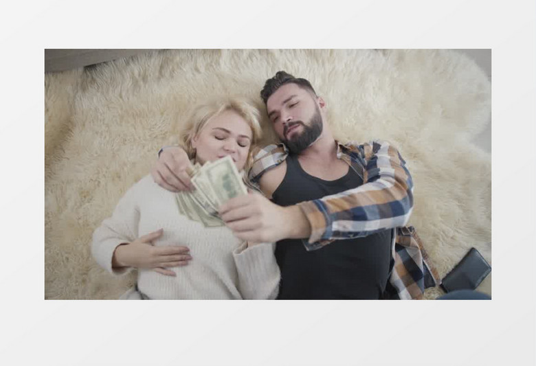 情侣躺着数钱实拍素材