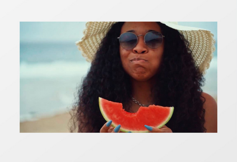 非洲美女沙滩度假啃西瓜实拍视频
