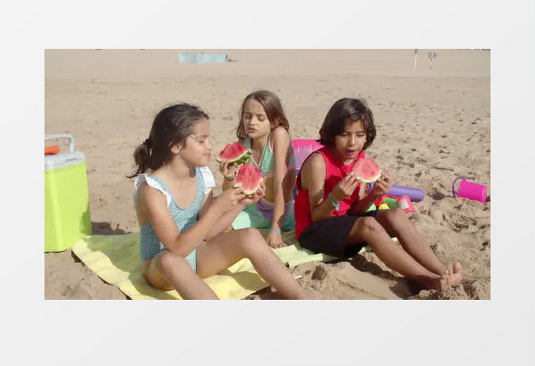 孩子们在沙滩吃西瓜实拍视频