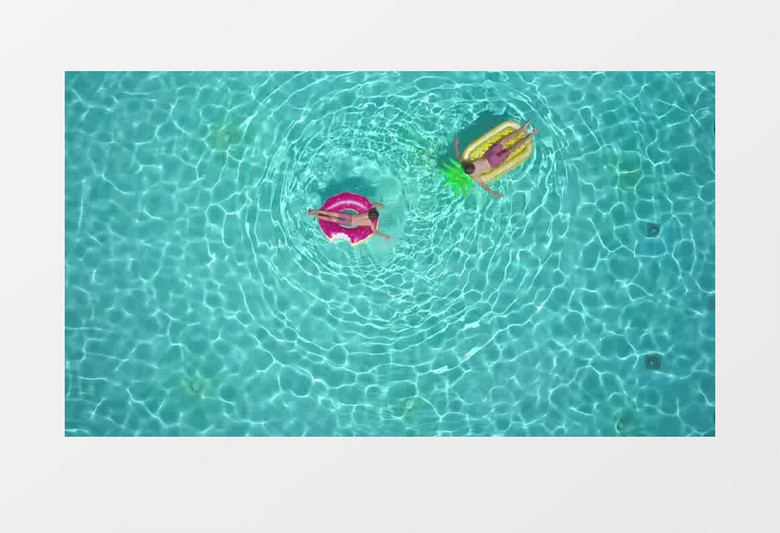 2个男生在泳池里玩耍实拍视频