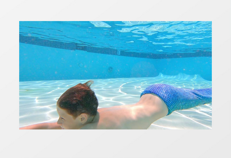 男孩泳池练习美人鱼游法实拍视频