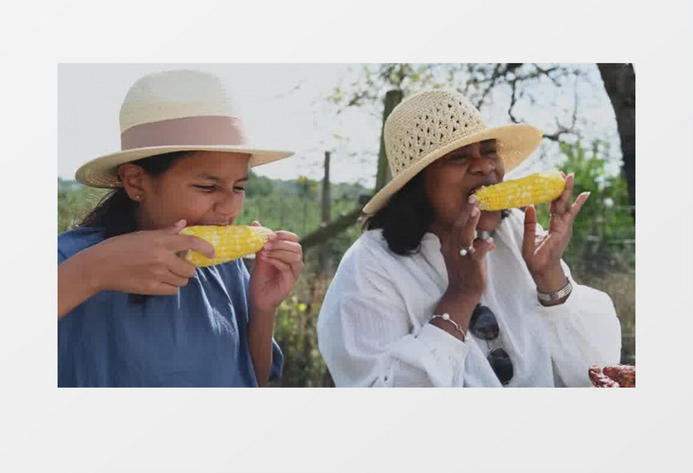 2个人在开心的啃玉米实拍视频