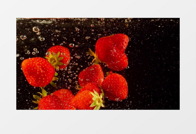 草莓入水实拍视频