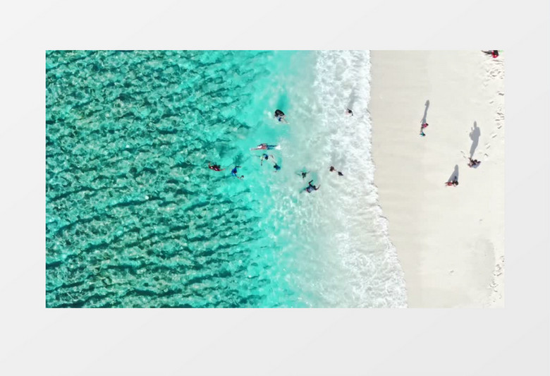 人们在蓝色清澈的海岸边度假玩水实拍视频