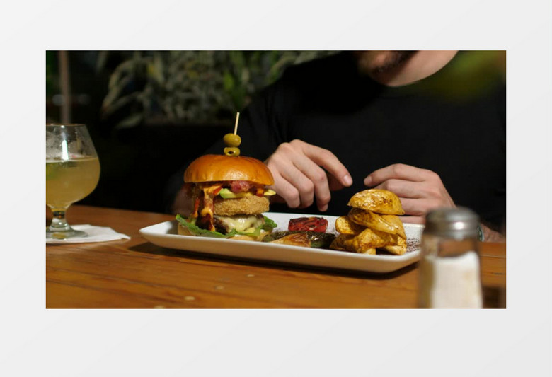 高清一个人在吃汉堡实拍视频素材