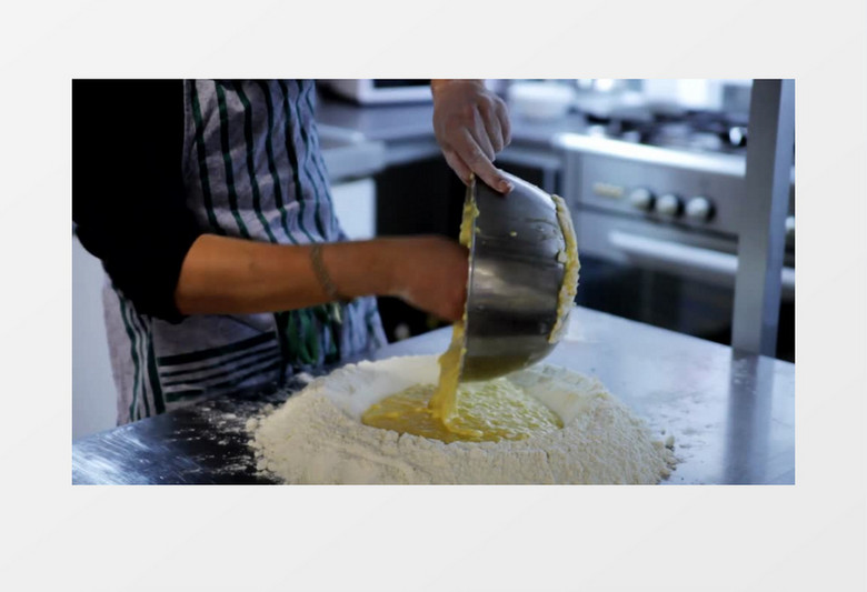 厨师在餐厅的厨房里准备蛋糕实拍视频素材