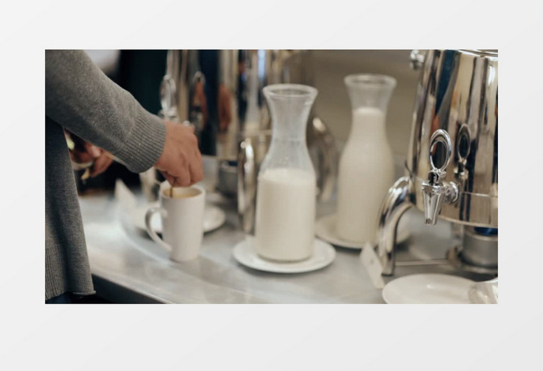 一个人在餐吧旁准备牛奶和泡茶实拍视频素材