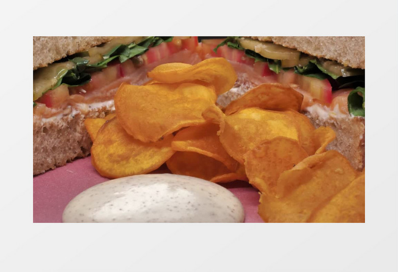 特写拍摄法式薯条配沙拉酱还有切一半的三明治实拍视频素材