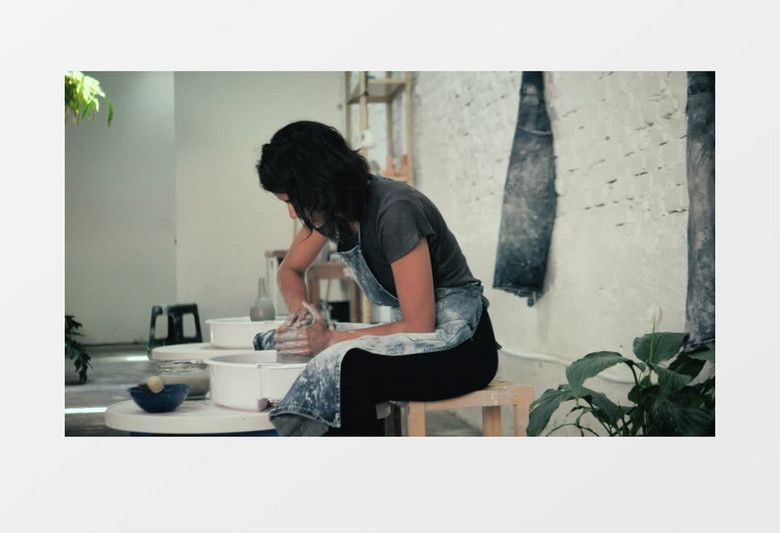 一个陶瓷艺术家实拍视频素材