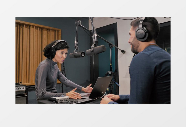 中景拍摄主持人和嘉宾之间的谈话 实拍视频素材