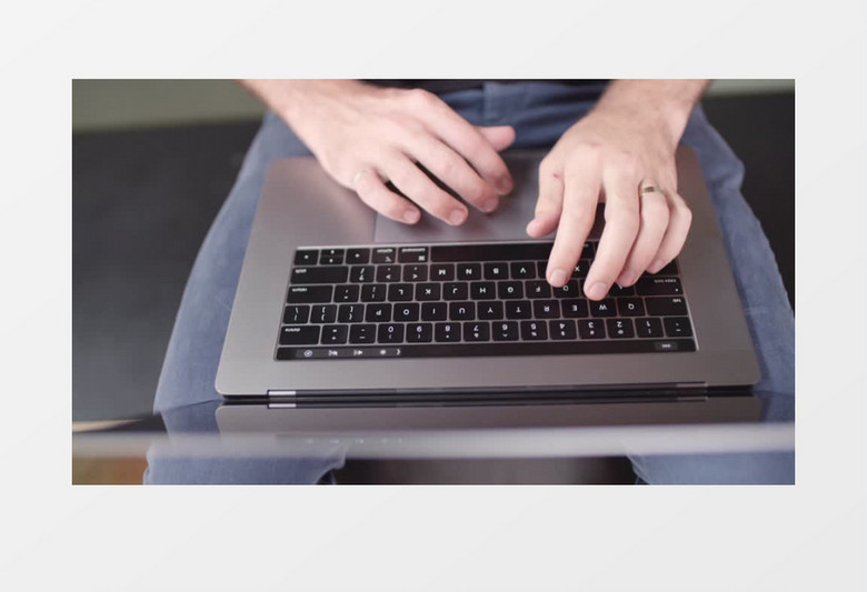 俯拍一个人在手提电脑上打字实拍视频素材