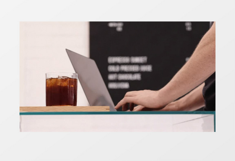 桌上有咖啡有人在旁边用笔记本电脑工作实拍视频素材