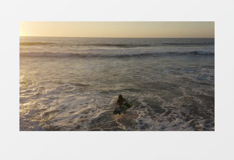 人物海洋冲浪天际线展示实拍视频