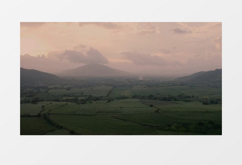 广阔草地白云展示实拍视频