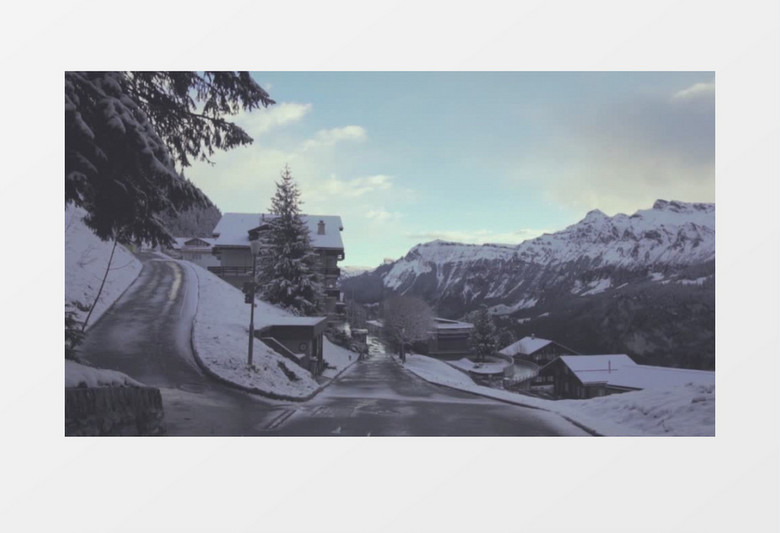 一个被白雪覆盖的小城市的街道实拍视频素材