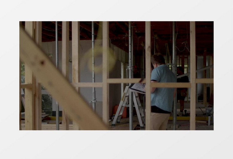 在建房屋的建筑工人正在讨论实拍视频素材