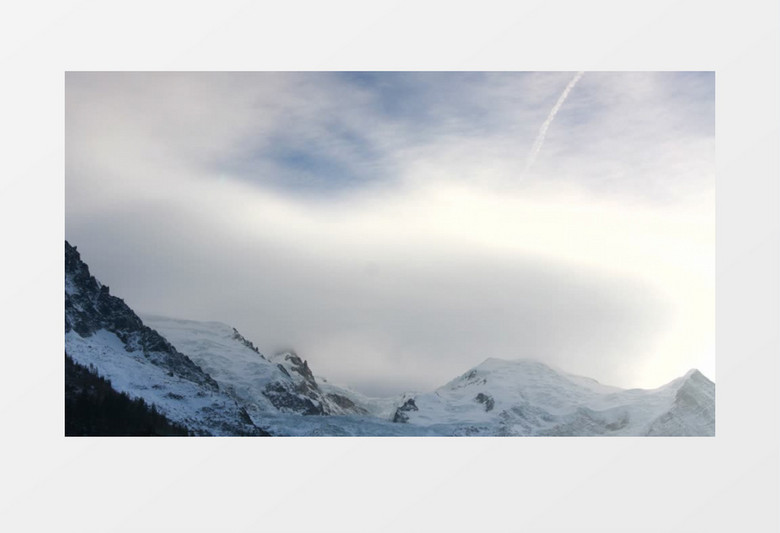 薄雾中的雪山实拍视频素材
