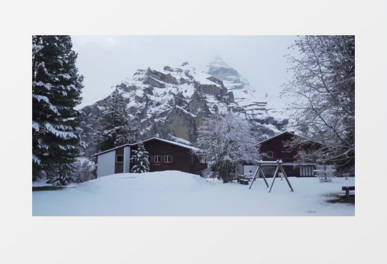 山脚下白雪覆盖的小木屋实拍视频素材