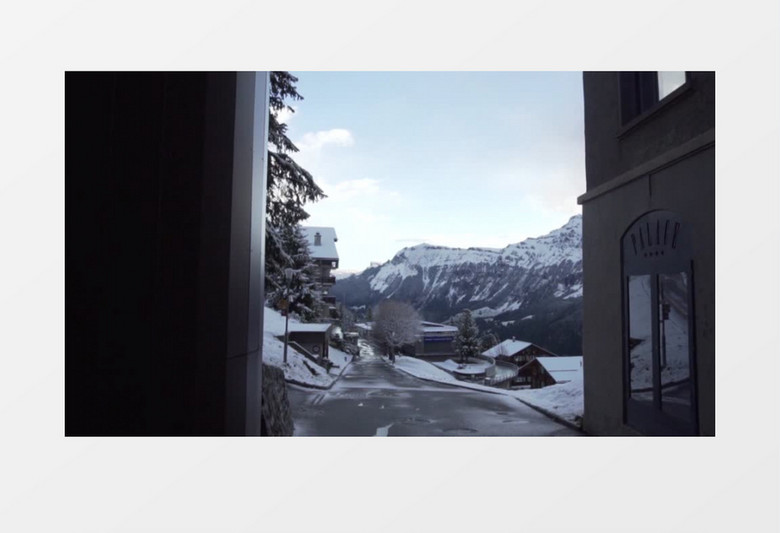 一个白雪皑皑的小镇的街道实拍视频素材