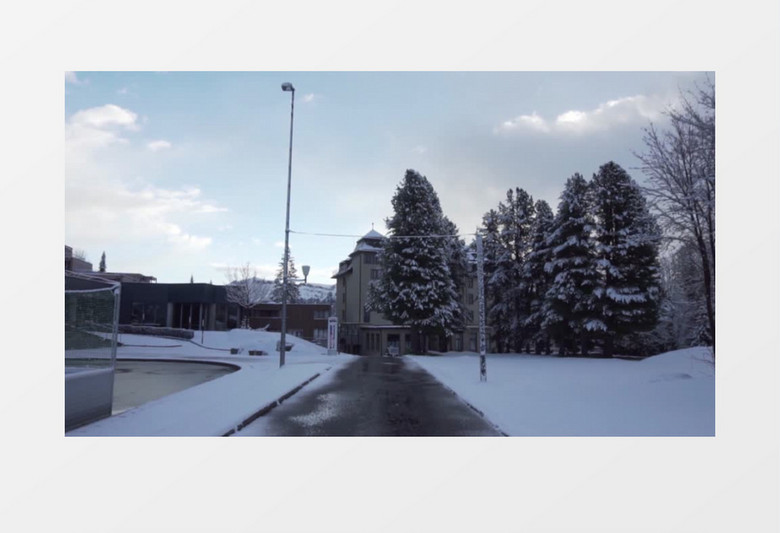 穿过一个白雪皑皑的小镇实拍视频素材