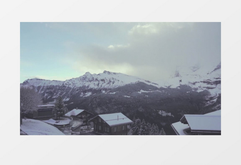 白雪皑皑的群山和一个小镇实拍视频素材
