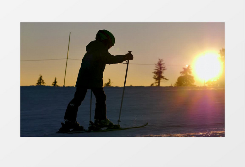 男孩在雪地上滑雪实拍视频素材