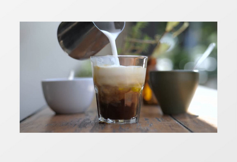 用牛奶和冰块准备咖啡的咖啡师实拍视频素材