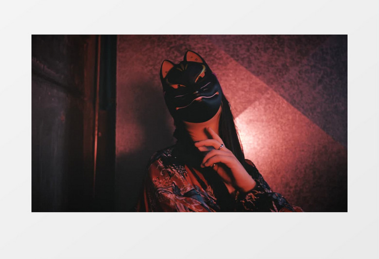  一个戴着黑猫面具的时尚美女实拍视频素材