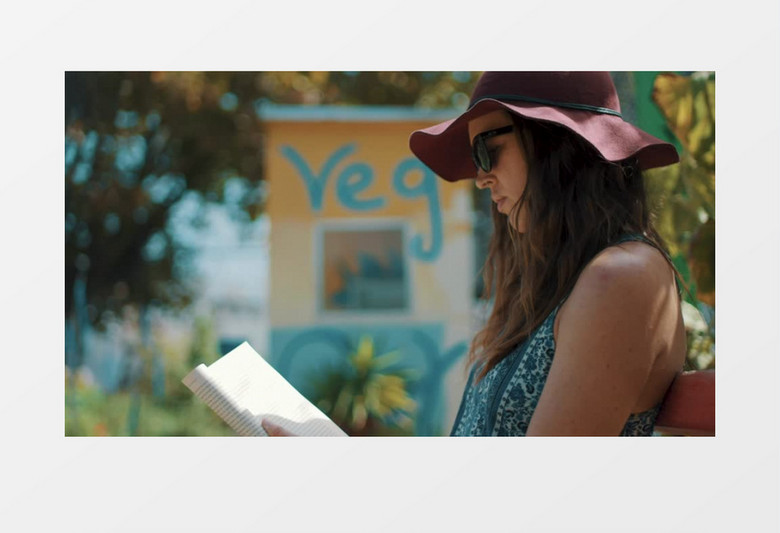 戴帽子的女孩在看书实拍视频素材